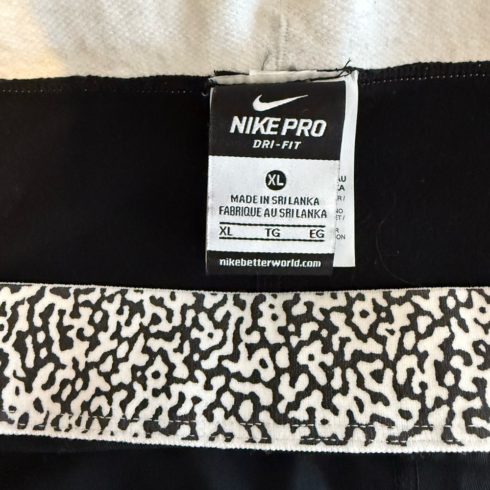 Nike Pro Dri-FIT Black and White Patterned Leggings